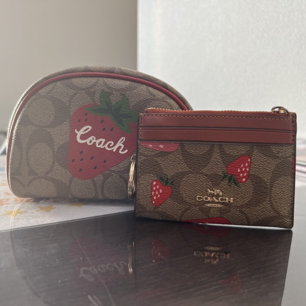 高松市のトレリバで買取したコーチのイチゴ柄ポーチとカードケース。ブランド小物高価査定。