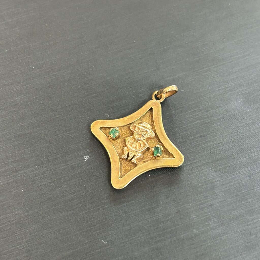 高松市のトレリバで買取した刻印のないイエローゴールドペンダントトップ。貴金属の素材検査査定。