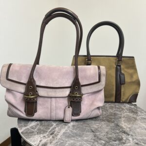高松市のトレリバで買取したコーチのスエードバッグ2点。ピンクとベージュのハンドバッグ。