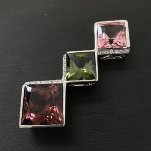 高松市のトレリバで買取したK18WG（ホワイトゴールド）製マルチカラーストーンのペンダントトップ。