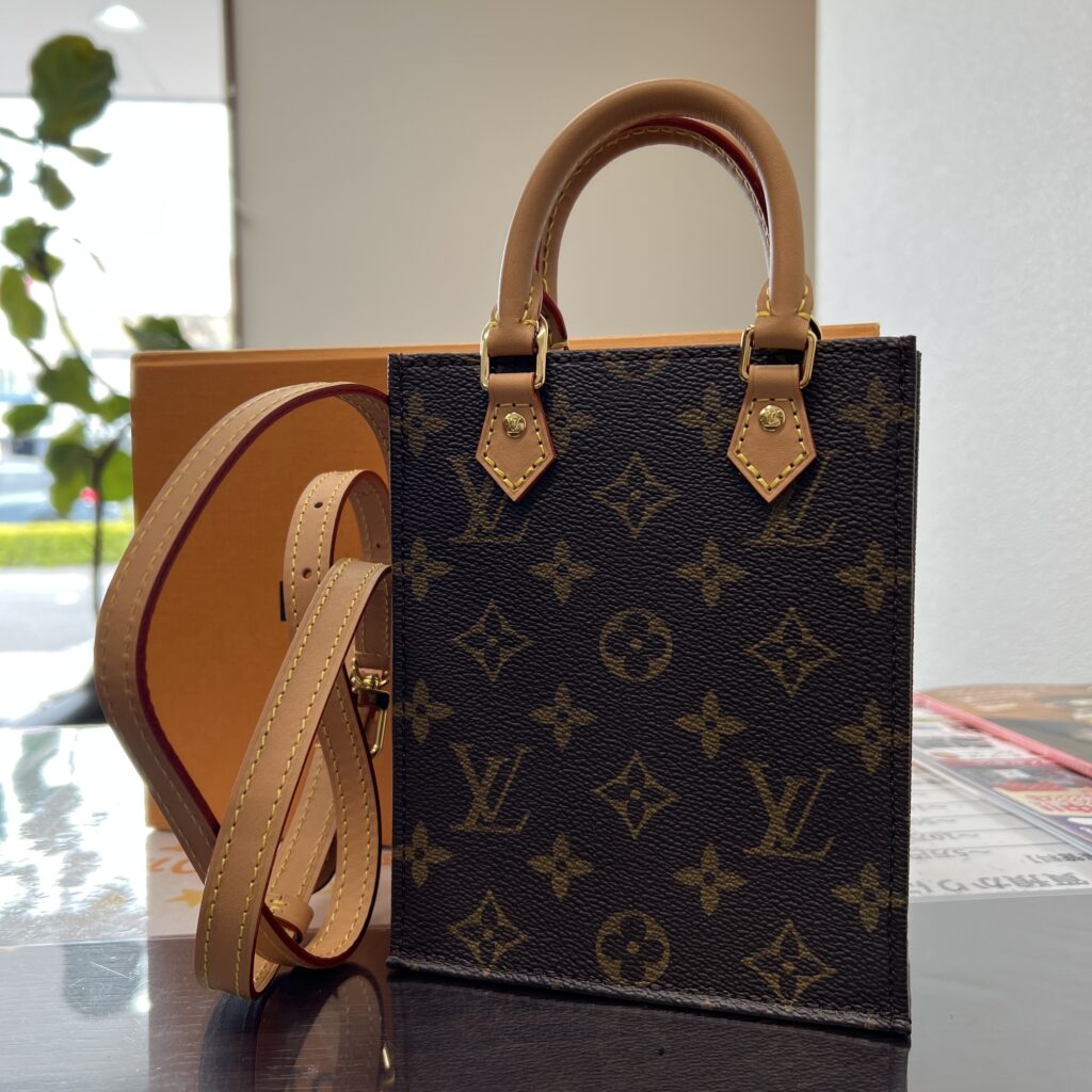 高松市のトレリバで買取したルイヴィトン・プティットサックプラ。モノグラムのミニショルダーバッグ。