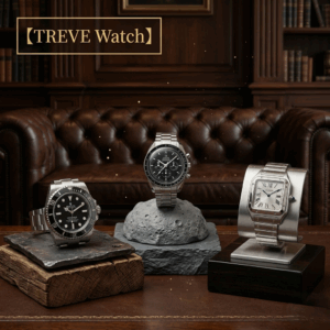 「【TREVE Watch】」のゴールドロゴが左上に配された、重厚な英国調ライブラリーを彷彿とさせる査定ルーム。アンティークなチェスターフィールドソファを背景に、手前のレザーデスクには世界三大人気モデルが鎮座している。左には武骨な「ロレックス・サブマリーナー」が岩肌の台座に、中央には月面を模した台座に「オメガ・スピードマスター」、右には洗練されたメタルスタンドに「カルティエ・サントス」が美しくディスプレイされている。高松市の時計買取専門店「TREVE」が、機械の精度（日差）やブレスの伸び、微細な傷までを精密に鑑定し、国際相場に連動した最高値を提示するイメージ。