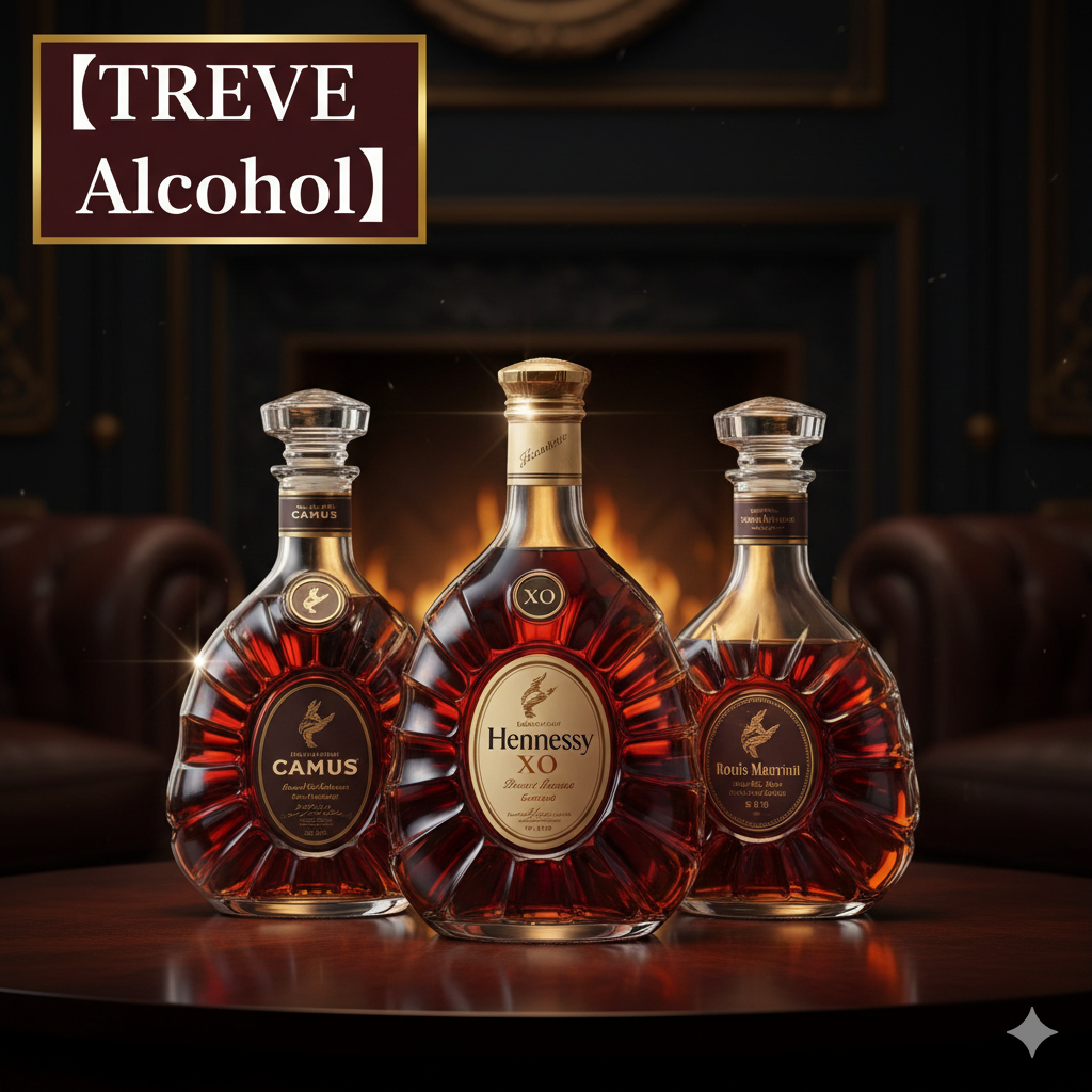 「【TREVE Alcohol】」のボルドーカラーのロゴが左上に配された、暖炉の炎が揺らめくラグジュアリーなラウンジ。重厚なラウンドテーブルの上には、コニャックの最高峰「ヘネシー X.O（Hennessy XO）」を中心に、宝石のようなカッティングが施された「カミュ（CAMUS）」や「レミーマルタン」級の高級デキャンタボトルが3本、琥珀色の輝きを放ちながら並んでいる。背景には柔らかなレザーチェアが配され、高松市のお酒買取専門店「TREVE」が、ボトルの封印状態や液面の高さ、クリスタルボトルの透明度を厳密に鑑定し、ヴィンテージ・ブランデーの希少価値を最大限に評価するイメージ。