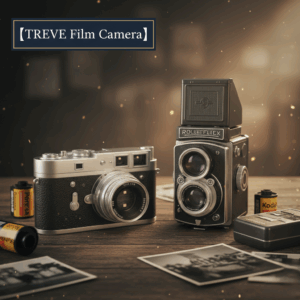 「【TREVE Film Camera】」のクラシックなロゴが左上に配された、温かみのある琥珀色の光が差し込むアンティークな木製テーブル。中央には、精巧な造りのシルバーとブラックのレンジファインダーカメラ（ライカ風）と、重厚な存在感を放つ二眼レフカメラ（ローライフレックス風）が並んでいる。周囲には「Kodak」や「Portra」のフィルムパトローネ、現像されたモノクロ写真が散りばめられ、埃が光に舞うノスタルジックな雰囲気が漂う。高松市のカメラ買取専門店「TREVE」が、レンズのカビ、シャッター速度の精度、外装のコンディションを精密に鑑定し、世界中の愛好家が探しているヴィンテージカメラの希少価値を正当に評価するイメージ。