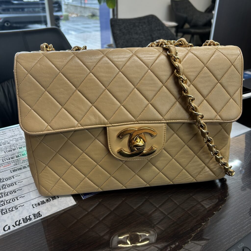 高松市のトレリバで買取したシャネルのデカマトラッセ30。キャビアスキンのチェーンショルダーバッグ。傷やスレのあるヴィンテージシャネルの査定実績。