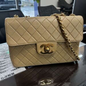 高松市のトレリバで買取したシャネルのデカマトラッセ30。キャビアスキンのチェーンショルダーバッグ。傷やスレのあるヴィンテージシャネルの査定実績。