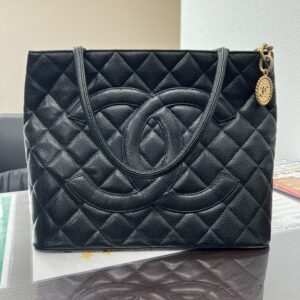 高松市のトレリバで買取したシャネルの復刻トートA01804。ハンドル折れがあるキャビアスキンのバッグ。