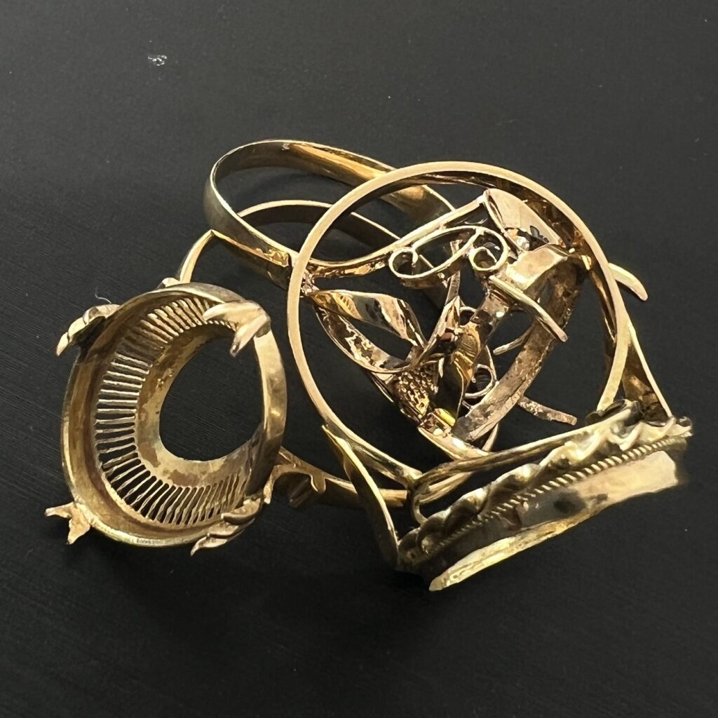 高松市のトレリバで買取したK18（18金）のリング枠や壊れた貴金属の査定実績画像。石取れや歪みのある18金素材も高価査定。