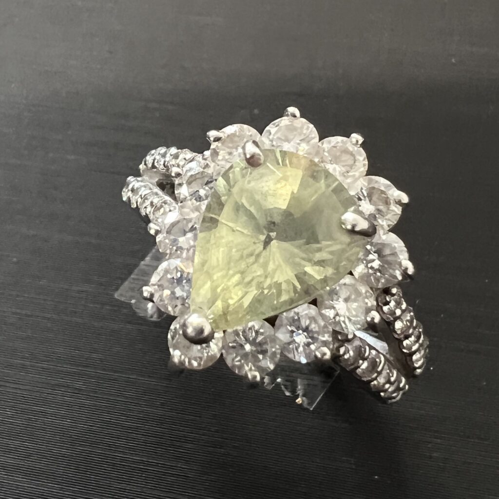 高松市のトレリバで買取したK18WGダイヤモンドリング。大粒のペアシェイプカットダイヤ。管理番号2334。