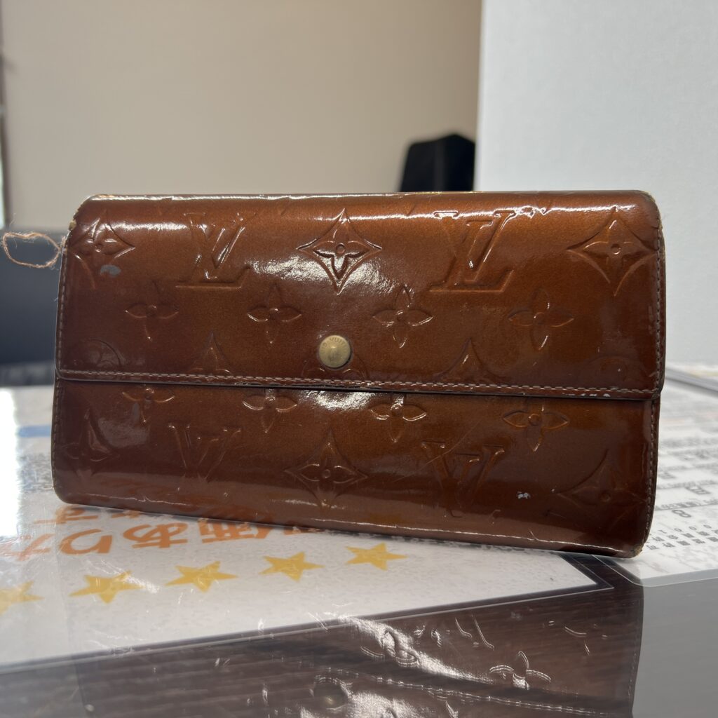 高松市のトレリバで買取した破れのあるルイ・ヴィトン ヴェルニ長財布。管理番号2815。