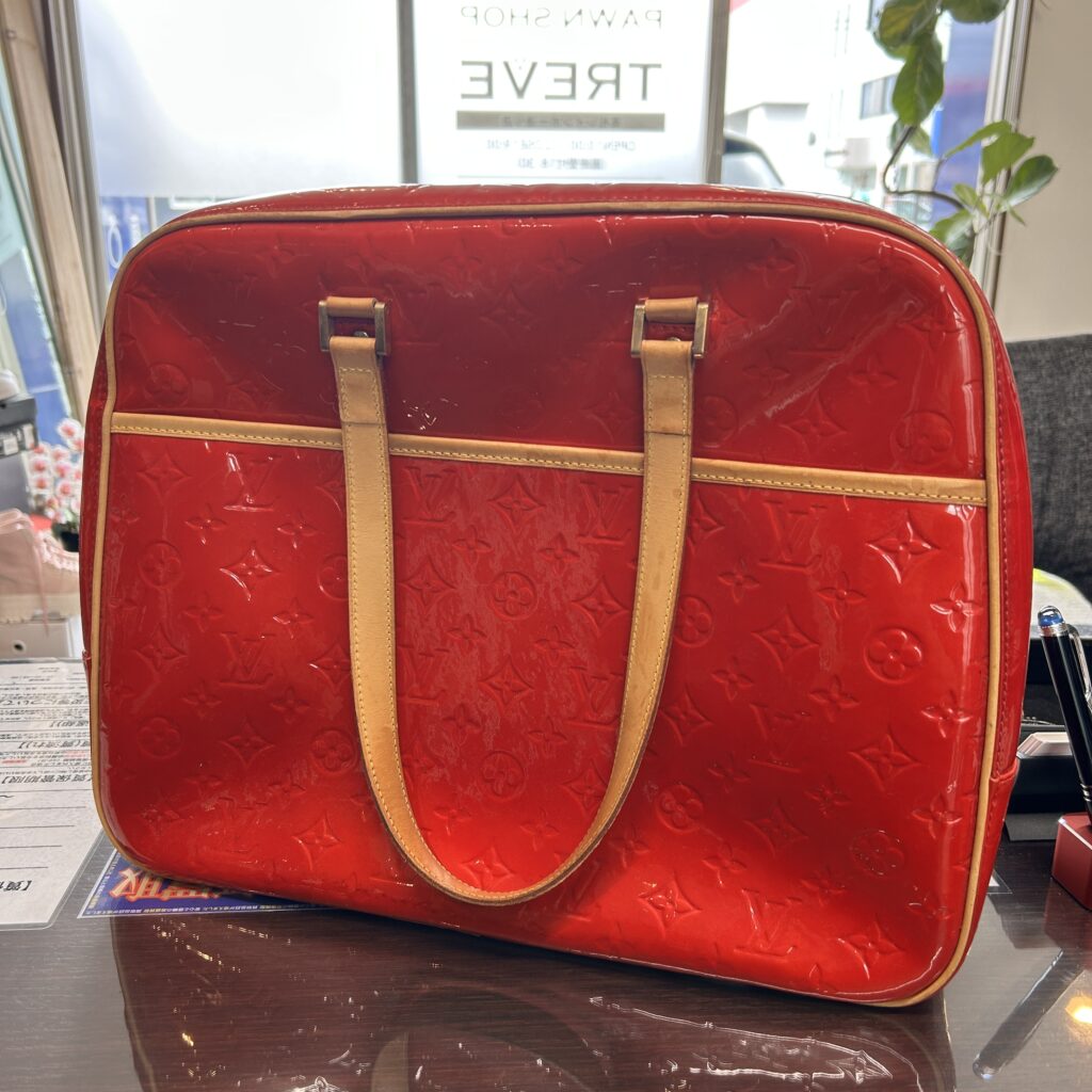 高松市のトレリバで買取したルイ・ヴィトン ヴェルニ サットン M91080 ルージュの買取実績画像。変色やベタつきのあるヴィトンのバッグも高価査定。