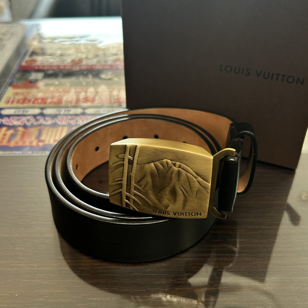 高松市のトレリバで買取したルイ・ヴィトンのヴィンテージメンズベルト。箱付きゴールドバックルの査定。