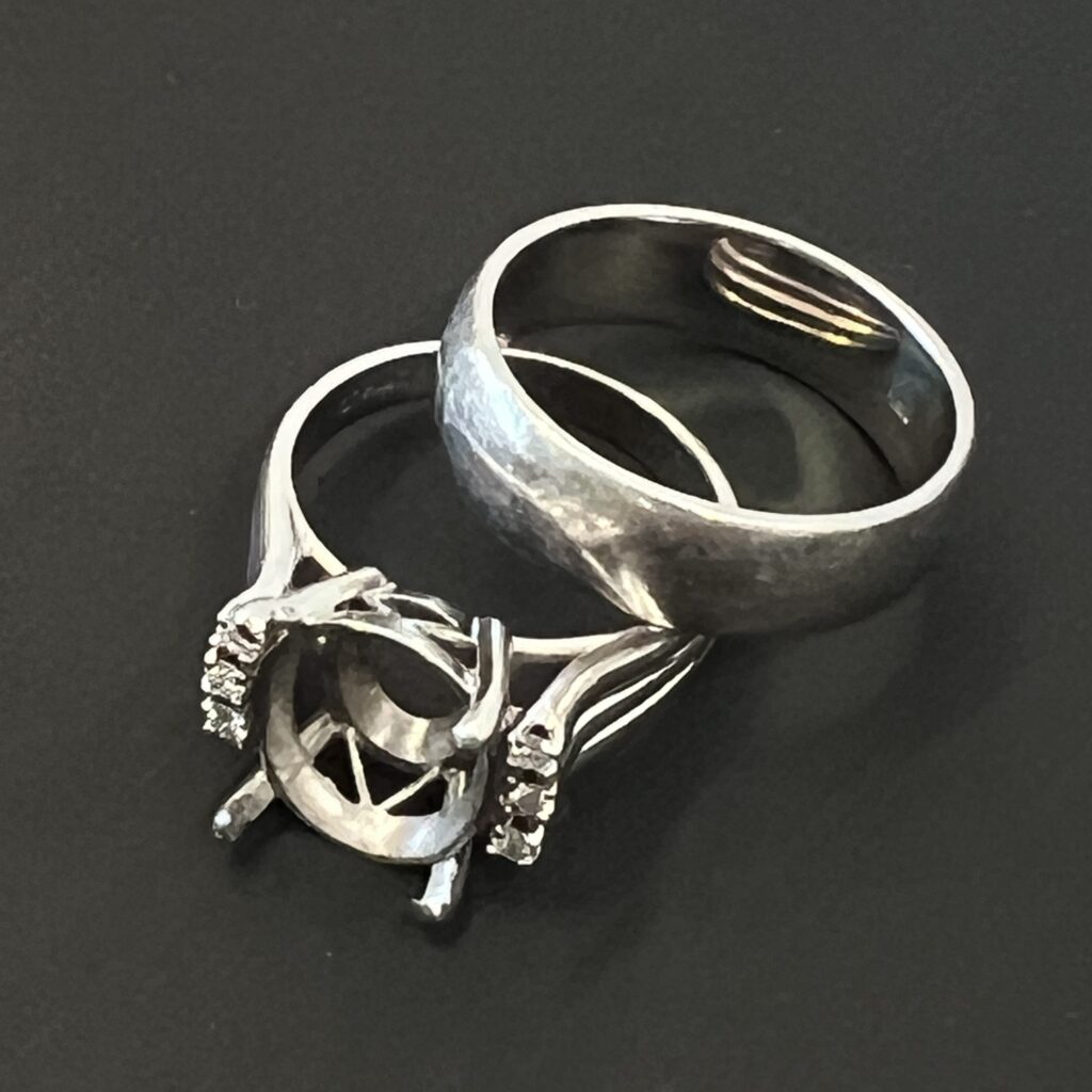 高松市のトレリバで買取した石が取れたプラチナリングと古い指輪（管理番号2356）。壊れた貴金属の査定実績。