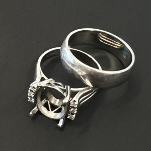 高松市のトレリバで買取した石が取れたプラチナリングと古い指輪(管理番号2356)。