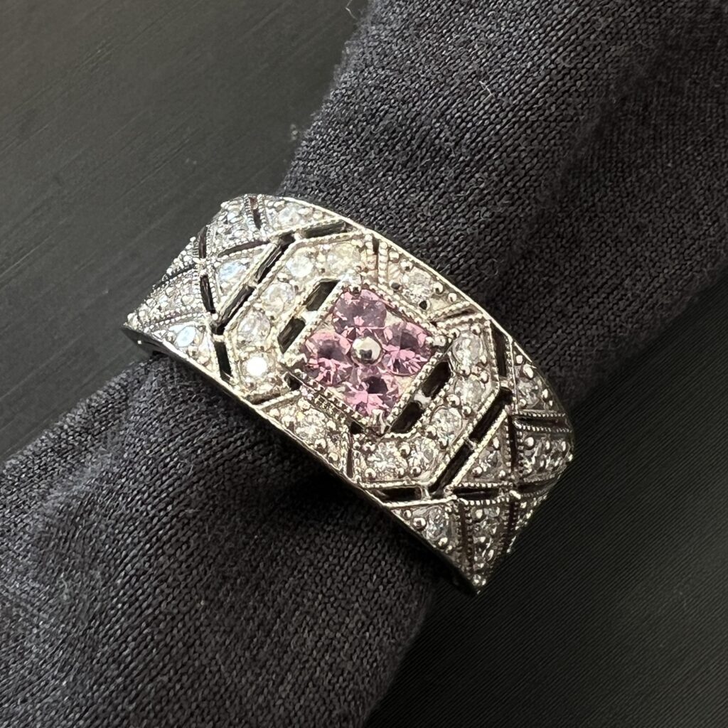 高松市のトレリバで買取したPt900サファイア・ダイヤモンドリング。中央にサファイア、周囲にダイヤ。管理番号2856。