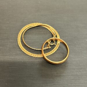 高松市のトレリバで買取したK18（18金）のネックレスとゴールドリングの画像。