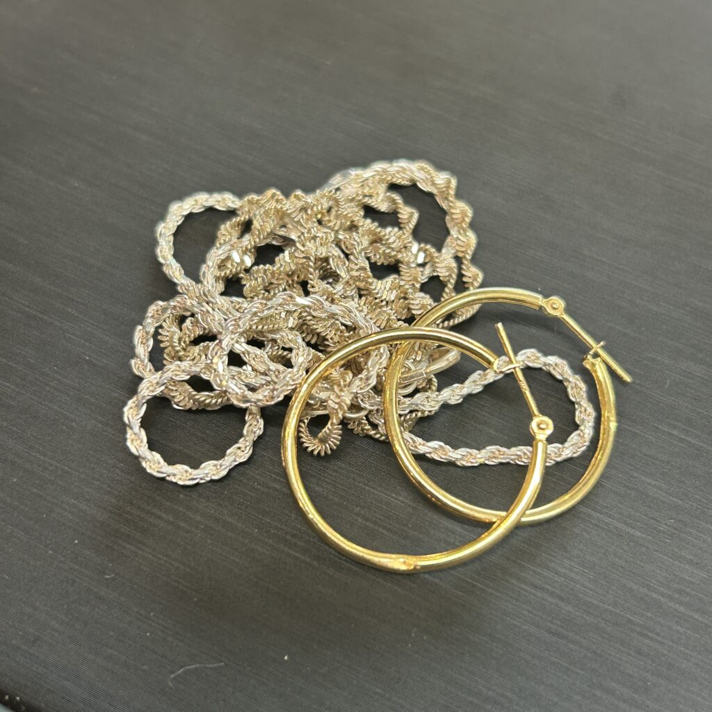 高松市のトレリバで買取したK18ゴールドのフープピアスとSV925シルバーのネックレスの画像。