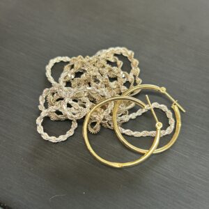 高松市のトレリバで買取したK18ゴールドのフープピアスとSV925シルバーのネックレスの画像。