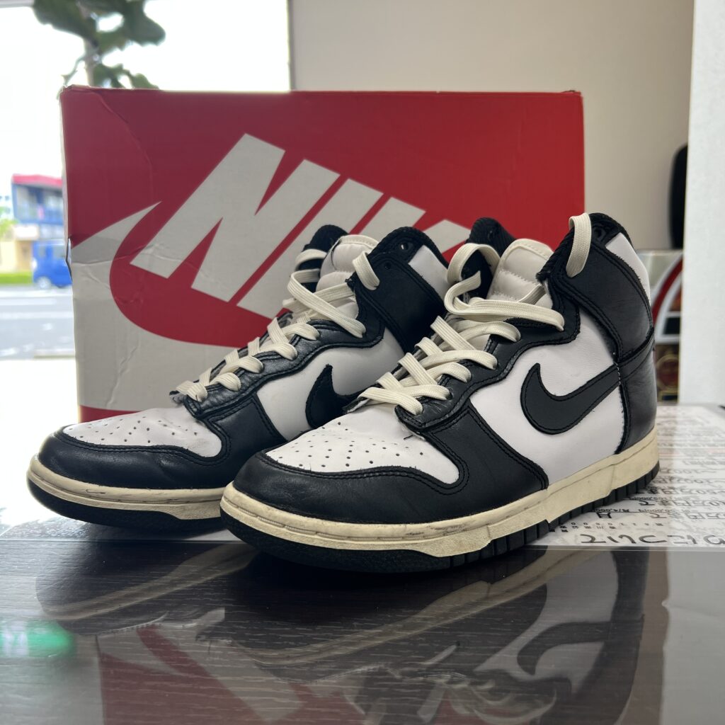 高松市のトレリバで買取したNIKE DUNK HIGH Retro Panda（ナイキ ダンクハイ パンダ）と赤いシューズボックスの画像。