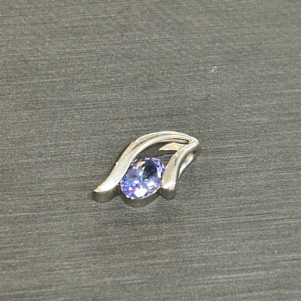 高松市のトレリバで買取したPt900プラチナとタンザナイトのペンダントトップの画像。