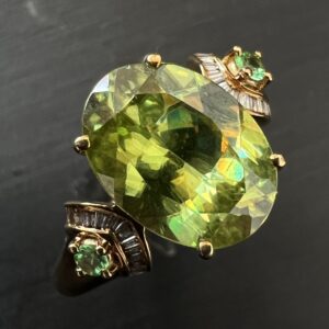 高松市のトレリバで買取したK18大粒ペリドットダイヤモンドリング。鮮やかな緑色の宝石。