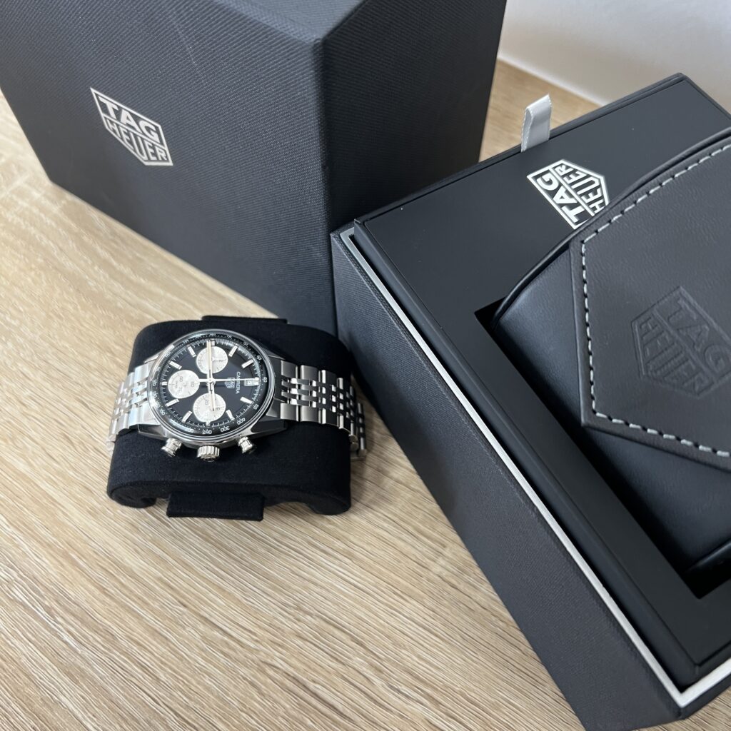 高松市のトレリバで買取したタグ・ホイヤー（TAG Heuer）カレラ クロノグラフ CBS2210.FC6534と純正BOXの画像。