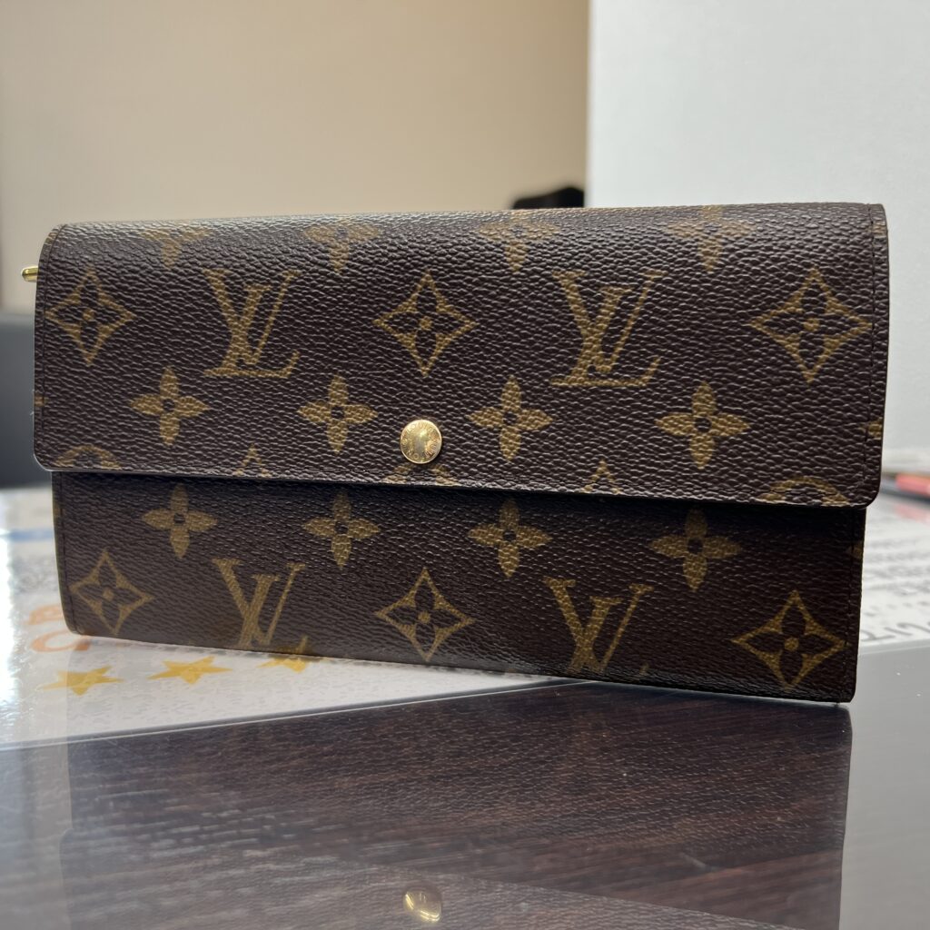高松市のトレリバで買取したルイヴィトン（LOUIS VUITTON）モノグラムの長財布、ポルトフォイユ・サラ（M61734）の正面画像。