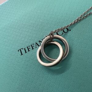 高松市のトレリバで買取したティファニー（Tiffany & Co.）の1837 インターロッキング サークル（ダブルリング）ネックレスと外箱の画像。