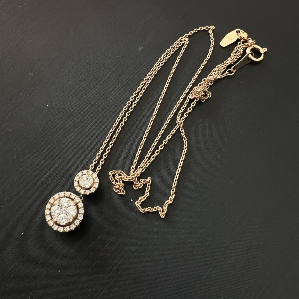 高松市のトレリバで買取したK18イエローゴールドのダイヤモンドネックレス。一粒ダイヤが輝くジュエリーの接写。