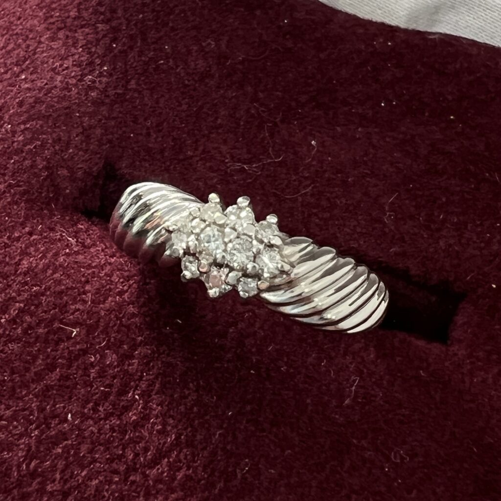 高松市のトレリバで買取したPt850ダイヤモンドリングの画像。プラチナの曲線美とダイヤの輝き。
