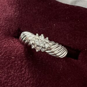 高松市のトレリバで買取したPt850ダイヤモンドリングの画像。プラチナの曲線美とダイヤの輝き。