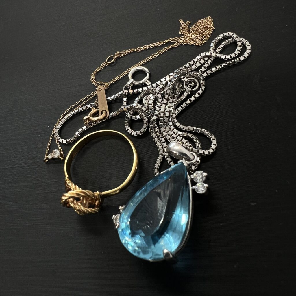 高松市のトレリバで買取した大粒ブルートパーズのペンダント、ダイヤのネックレス、ゴールドリングの貴金属まとめ。