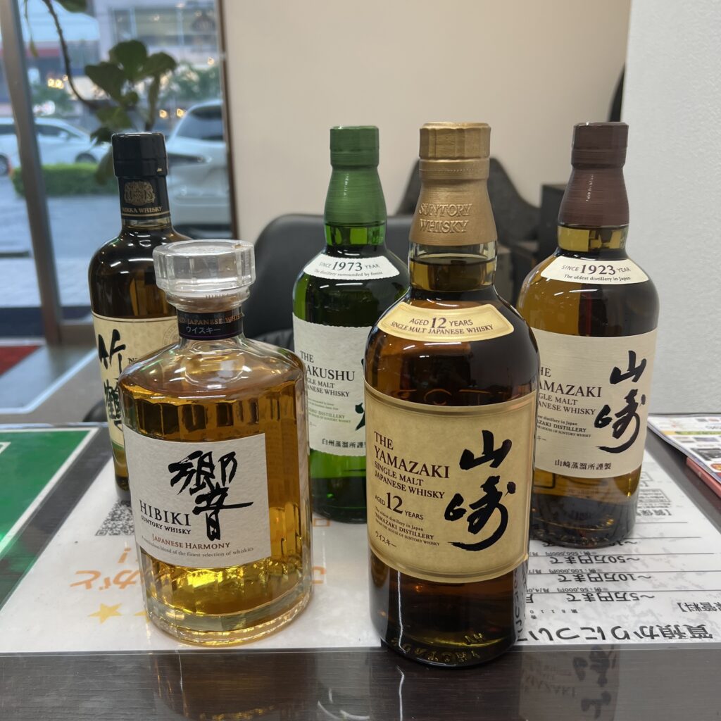 高松市のトレリバで大量買取したサントリー山崎12年、山崎、響、白州、ニッカ竹鶴の未開栓ウイスキーボトルが並んだ画像。