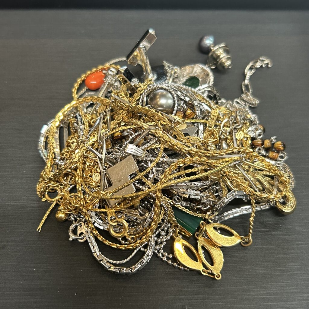 高松市のトレリバで買取したメッキのネックレスやブレスレットなどのアクセサリーまとめ画像。