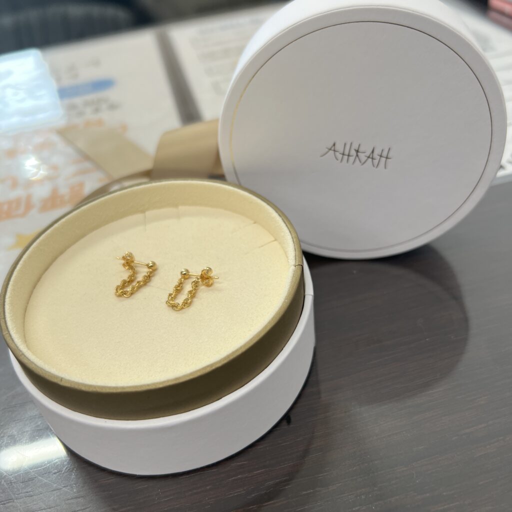 高松市のトレリバで買取したアーカーのフレンチロープピアス750YG（K18）。白い丸型の専用ケースに収まったゴールドピアスの画像。