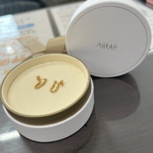 高松市のトレリバで買取したアーカーのフレンチロープピアス750YG（K18）。白い丸型の専用ケースに収まったゴールドピアスの画像。