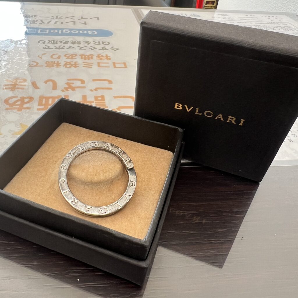 高松市のトレリバで買取したブルガリのキーリングSV925。専用ケースと外箱が並べられた状態の接写。