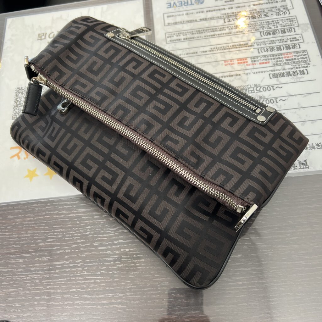 高松市のトレリバで買取したジバンシー（GIVENCHY）の4Gモノグラム柄ショルダーバッグの画像。