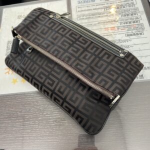 高松市のトレリバで買取したジバンシー（GIVENCHY）の4Gモノグラム柄ショルダーバッグの画像。