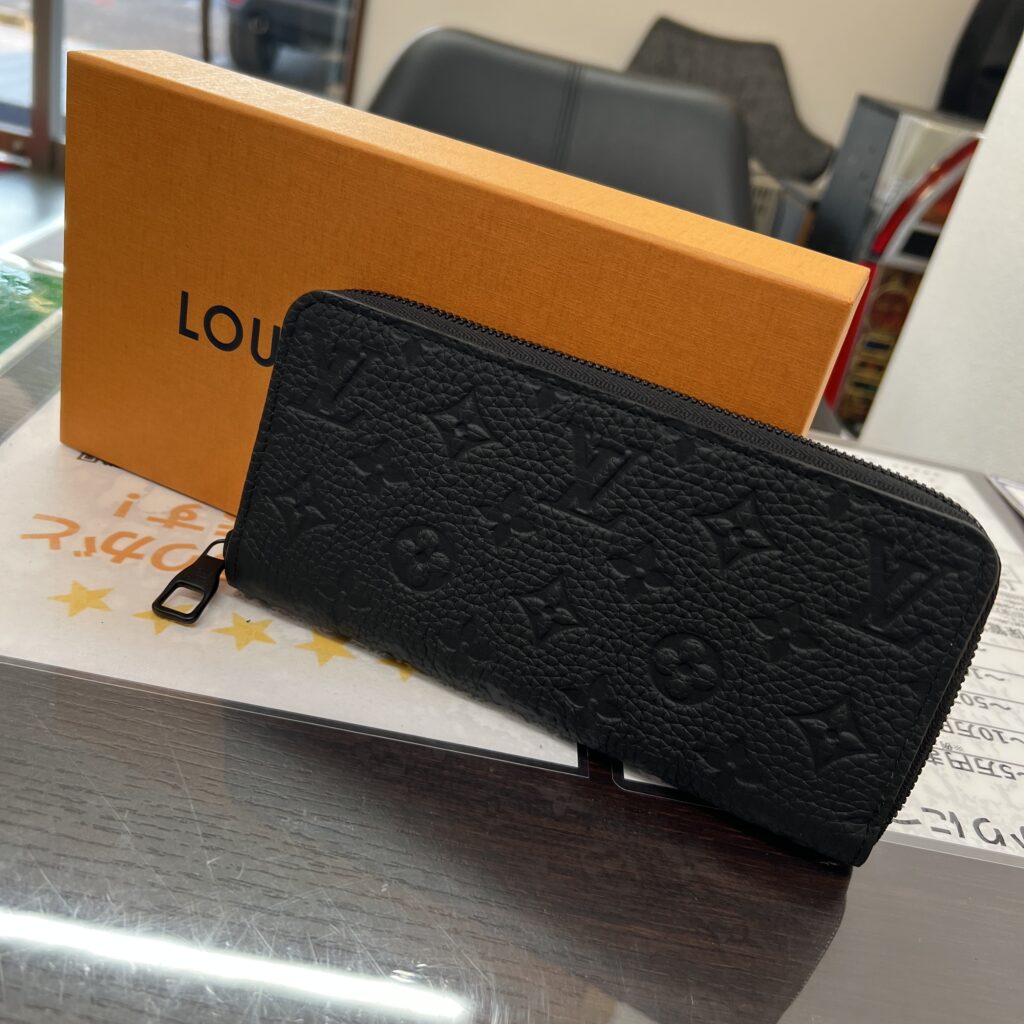高松市のトレリバで買取したルイヴィトンのメンズ長財布「ジッピーウォレット・ホリゾンタル M11721」。アンプラントレザーの黒い長財布とオレンジ色の箱。