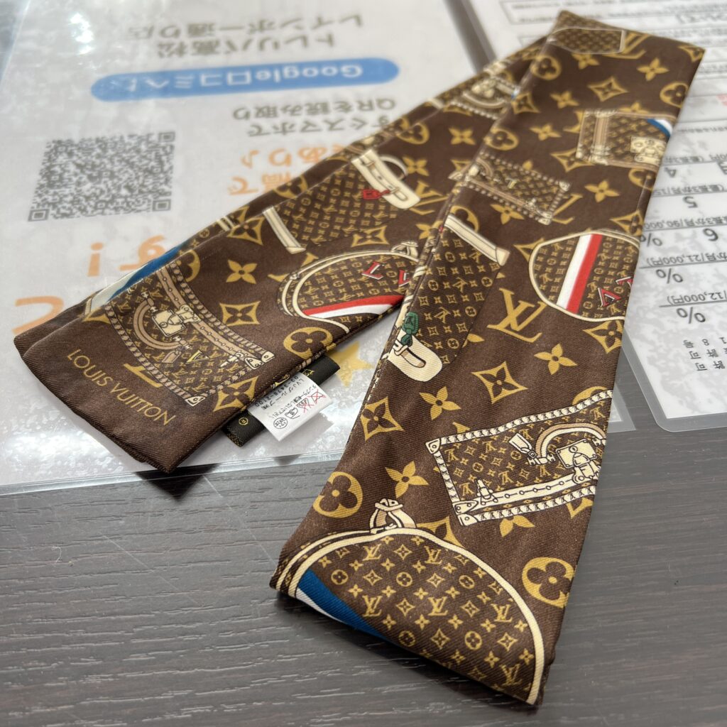 高松市のトレリバで買取したルイヴィトン（LOUIS VUITTON）モノグラムのバンドー。バッグやトランクのイラストが特徴。