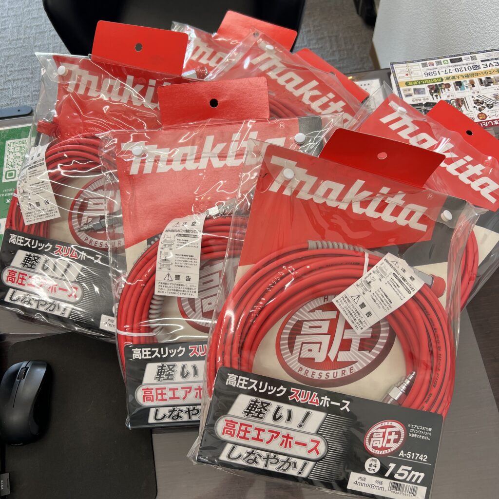 高松市のトレリバで買取したマキタの高圧スリックスリムホースA-51742。未開封の赤いホースが複数並んだ店頭画像。