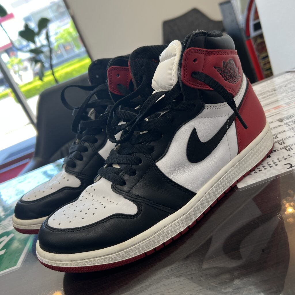 高松市のトレリバで買取したナイキ（NIKE）のエアジョーダン 1（白・黒・赤カラー）の画像。