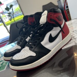 高松市のトレリバで買取したナイキ（NIKE）のエアジョーダン 1（白・黒・赤カラー）の画像。