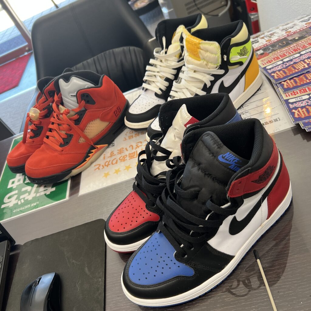 高松市のトレリバで買取したナイキ（NIKE）のエアジョーダン 1、5 などのスニーカー複数足。