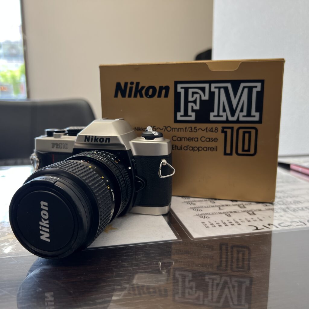 高松市のトレリバで買取したニコンFM10フィルムカメラ。レンズと外箱が揃った状態。