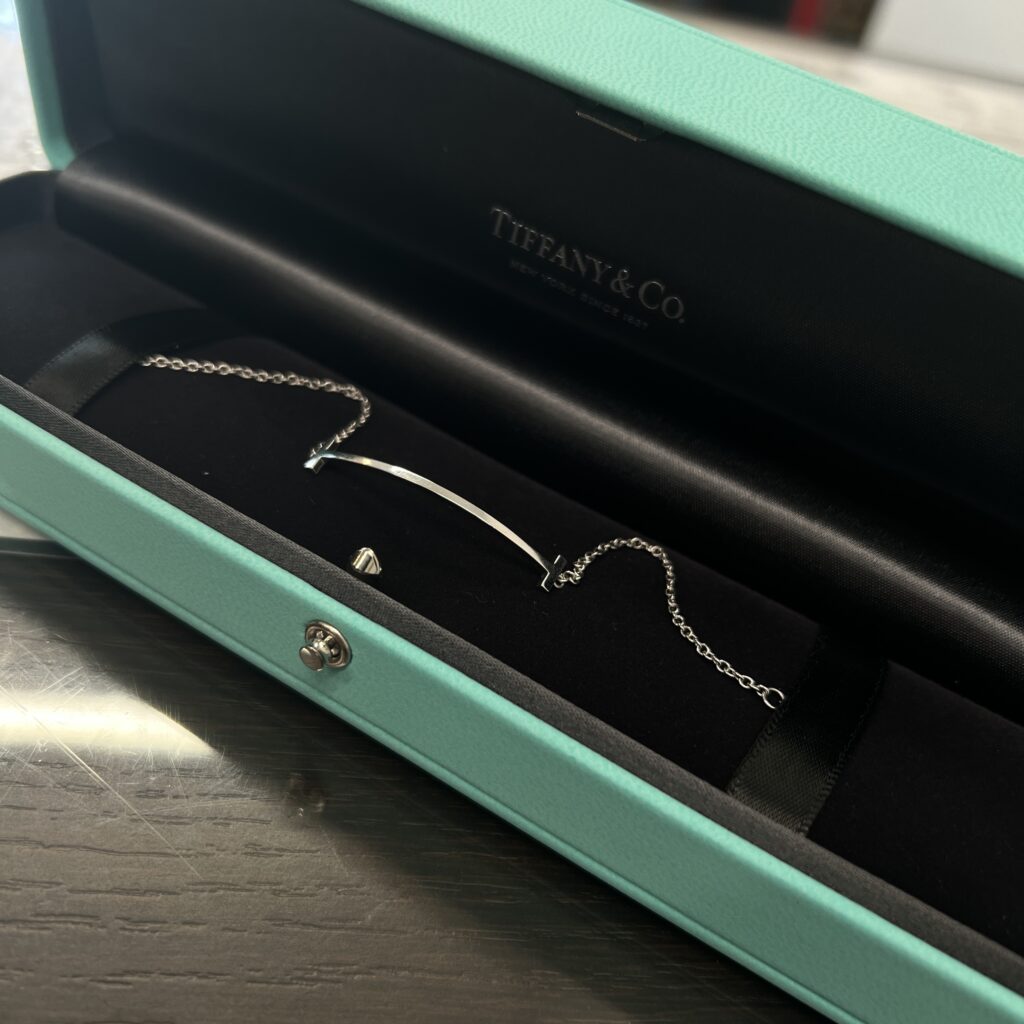 高松市のトレリバで買取したティファニーのTスマイルブレスレット750WG。ティファニーブルーの専用ケースに入った画像。