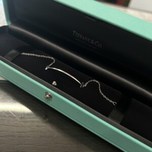 高松市のトレリバで買取したティファニーのTスマイルブレスレット750WG。ティファニーブルーの専用ケースに入った画像。
