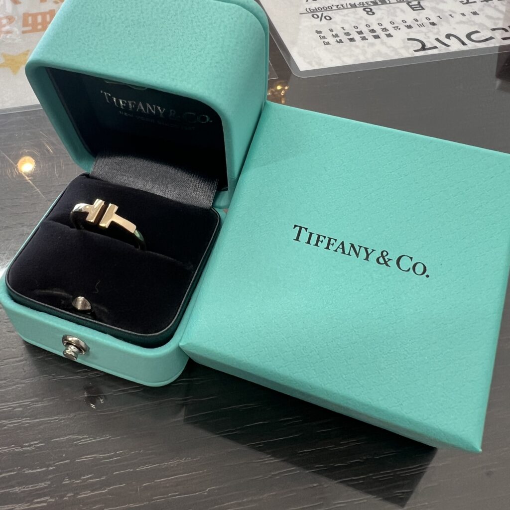 高松市のトレリバで買取したティファニーのTワイヤーリング750PG。ティファニーブルーの専用ケースと外箱が並べられた状態の画像。