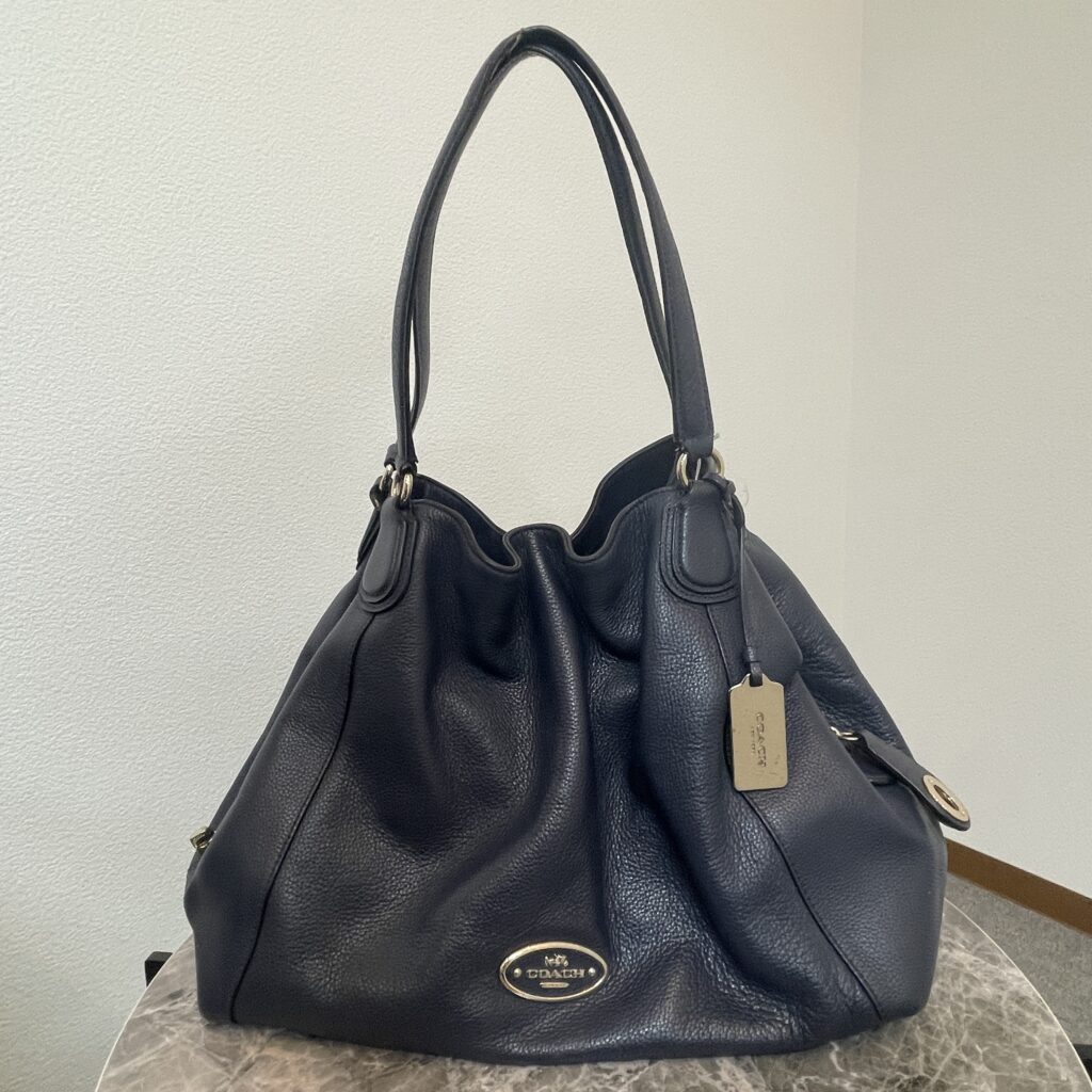 高松市のトレリバで買取したコーチのレザートートバッグ。ダークネイビーのシボ革ショルダーバッグの中古ブランドバッグ画像。